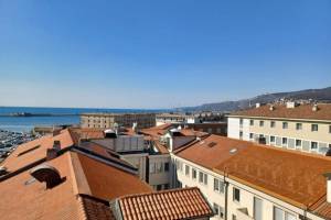 7th Rooftop Hotello